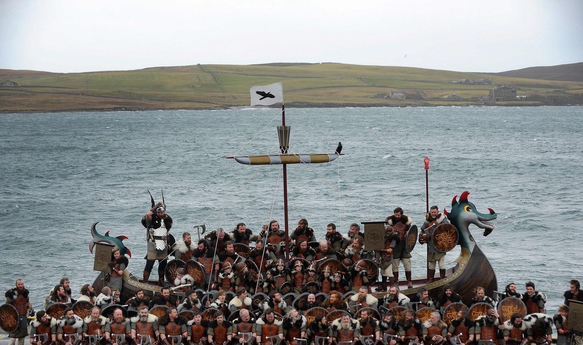 Stseen Shetlandil toimuvalt viikingifestivalilt Up Helly Aa.