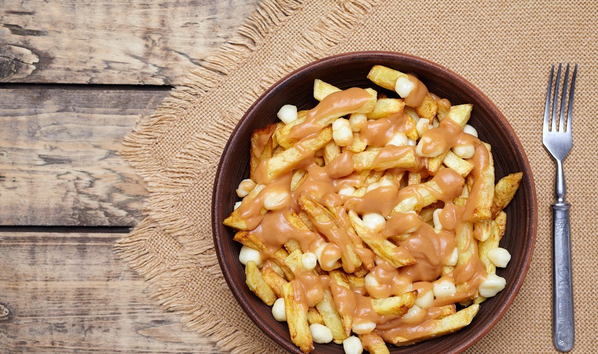 Poutine Québécoise ehk friikartulid kohupiima ja pruuni kastmega.