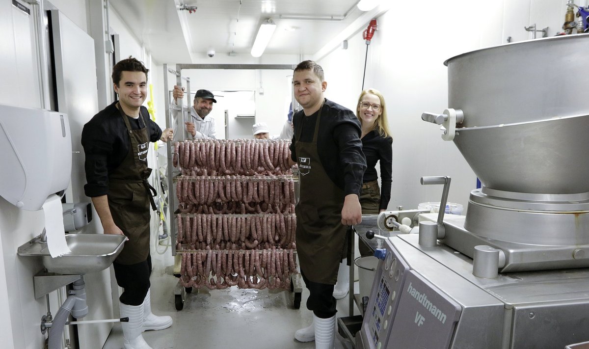 Selline ta ongi – Matsimoka 100 ruutmeetrit lihatööstust endises tallis. Pildil (vasakult) on Sten Inno, Aivar Inno, Marian Reiss ja Maiken Noor.