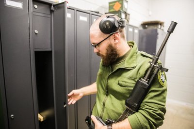 12:22 - Relvi hoitakse nagu kord ja kohus lukustatud relvaruumis ja relvakapis. Tomil on käes tugirelv Galil. Harjutustel kasutatakse ka kaitsevahendeid - kõrvaklappe ja kuulivesti.
