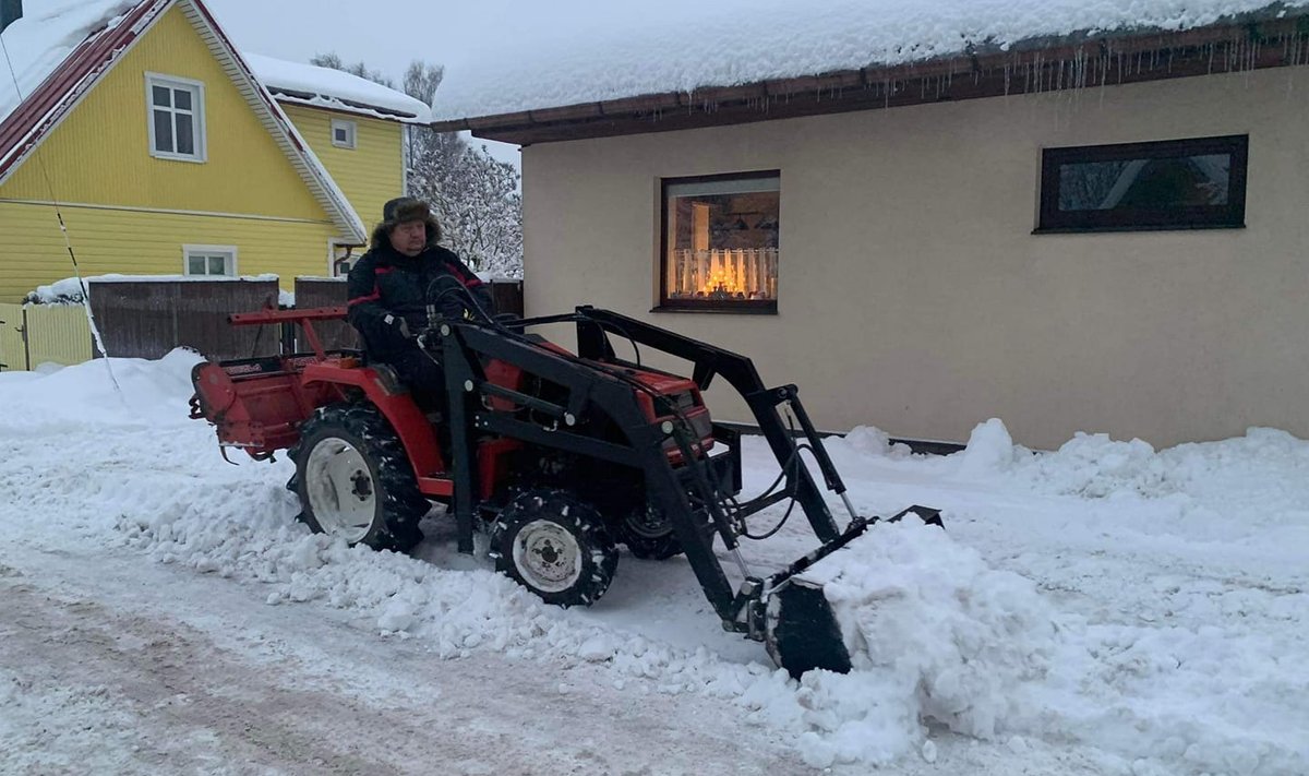 Töökas härra täna traktoriga lund lükkamas.