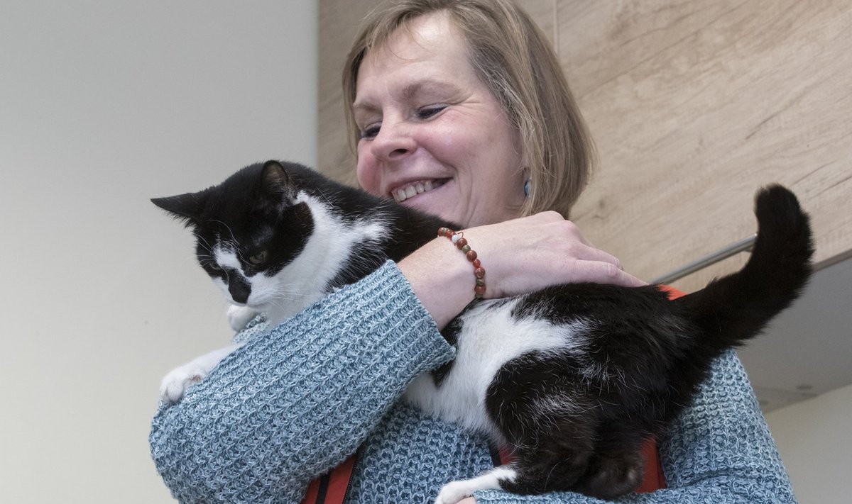 Tallinna varjupaiga juhataja Eve Tobias Koduleidja kassi Kassandraga