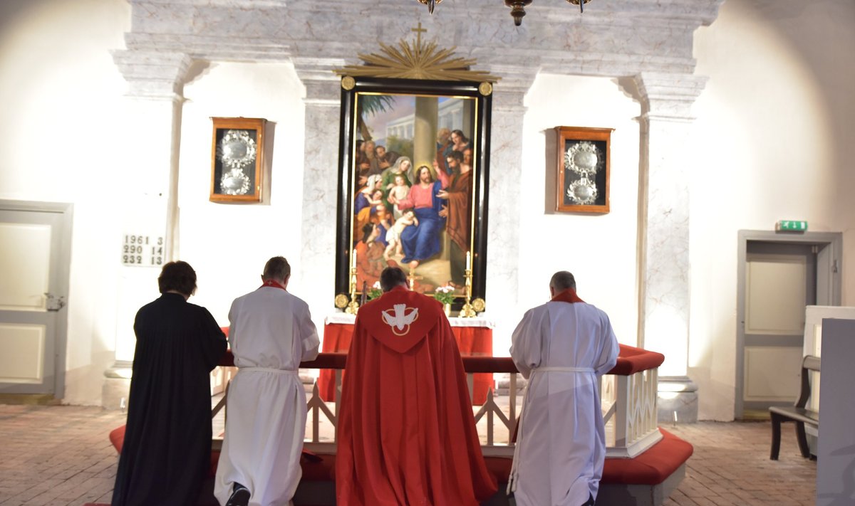 Peapiiskop Urmas Viilma pühitseb pärast aasta kestnud restaureerimist ja konserveerimist kiriku  altariseina.