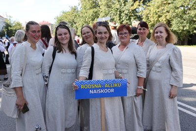 Roosna-Alliku naiskoor on endale naturaalsest linasest ilusad kleidid õmmelnud