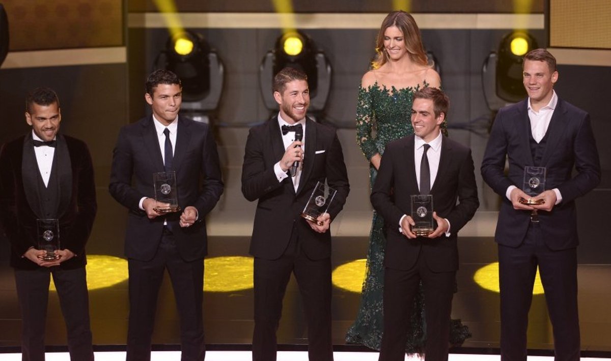 Dani Alves, Thiago Silva, Sergio Ramos, Philipp Lahm ja Manuel Neuer kandideerivad ka tänavu FIFA sümboolsesse koosseisu. 
