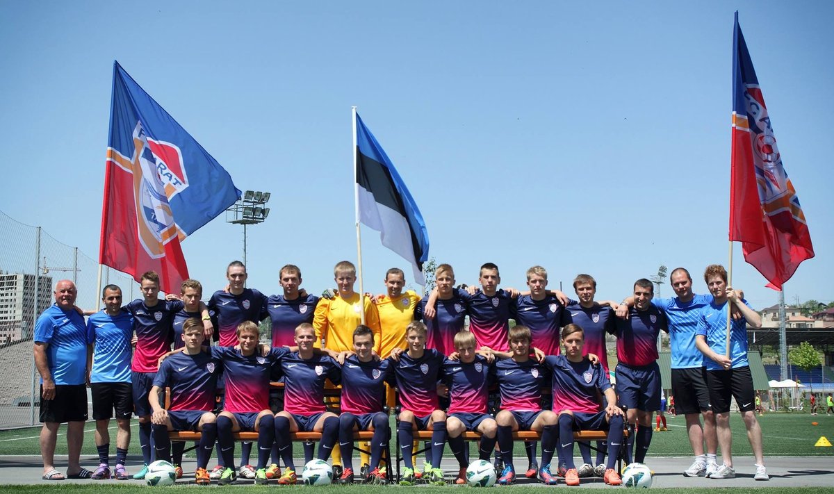 FC Ararat 2013. aastal. Klubi tegevjuhi Avetis Harutjunjani (tagareas paremalt kolmas) sõnul on keerulistes tingimustes tegutsetud juba kümme aastat.