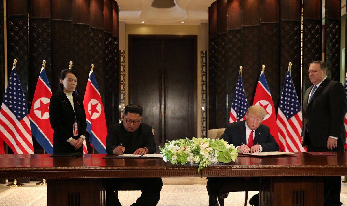 Kim Jong-un ja Donald Trump ühisavaldust allkirjastamas