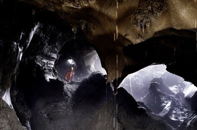 Пещеры, которые браконьеры "вымывают" в поисках костей