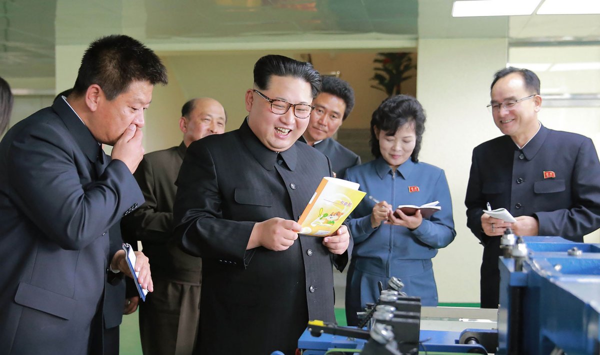 Põhja-Korea liider Kim Jong Un värskelt avaltud kaustikuvabrikut külastamas. Kaustikute paber võib pärineda Soome masinatest, mille eest põhjakorealased soomlastele siiani võlgu on.