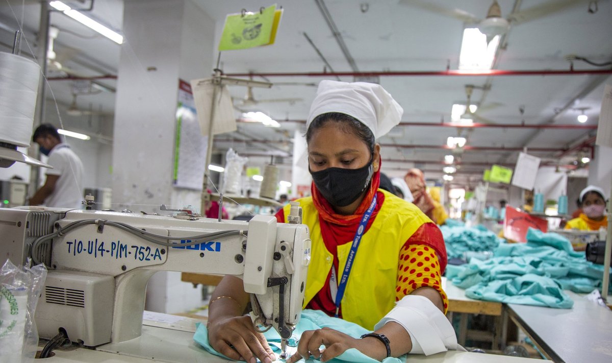 ODAVTÖÖLISED, KELLEL PÜSIB RIIK: Tööpäev ühes paljudest Dhaka tekstiilivabrikutest, kus töötaja miinimumtasu on umbes 85 eurot kuus. Tekstiilitööstus moodustab Bangladeshi ekspordist ligikaudselt 80 protsenti.