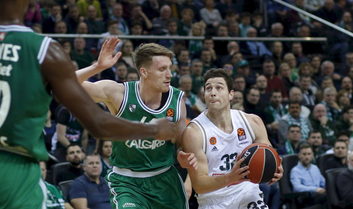 Jimmer Fredette (paremal) mängus Kaunase Žalgirisega.