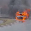 DELFI FOTOD ja VIDEO: Viimsi vallas süttis keset sõitu gaasiauto, sõiduk hävis tules