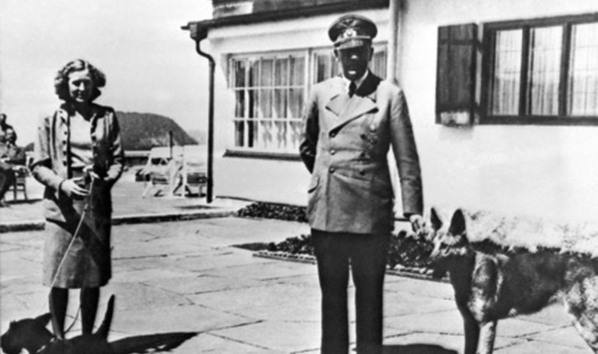 Adolf Hitler ja Eva Braun koertega