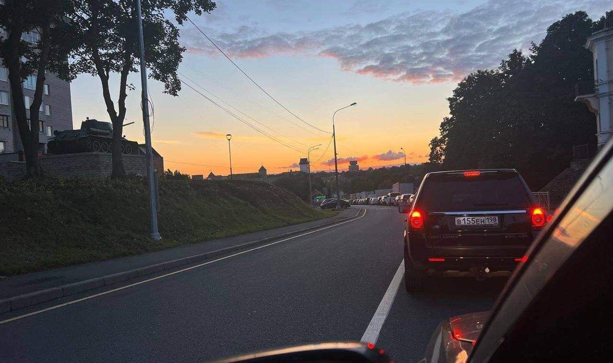 Автомобильная очередь в Ивангороде в сторону Эстонии
