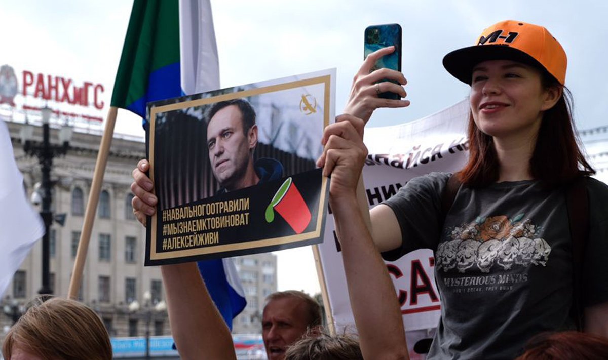 „Navalnõi mürgitati ja me teame, kes on süüdi”, seisab Kaug-Ida Habarovski meeleavaldajate plakatil.