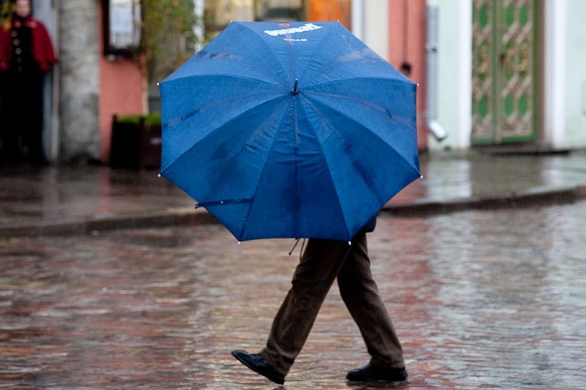 It is raining take an umbrella. Человек с зонтиком. Девушка с синим зонтом. Под зонтом. Человек с зонтиком под дождем.