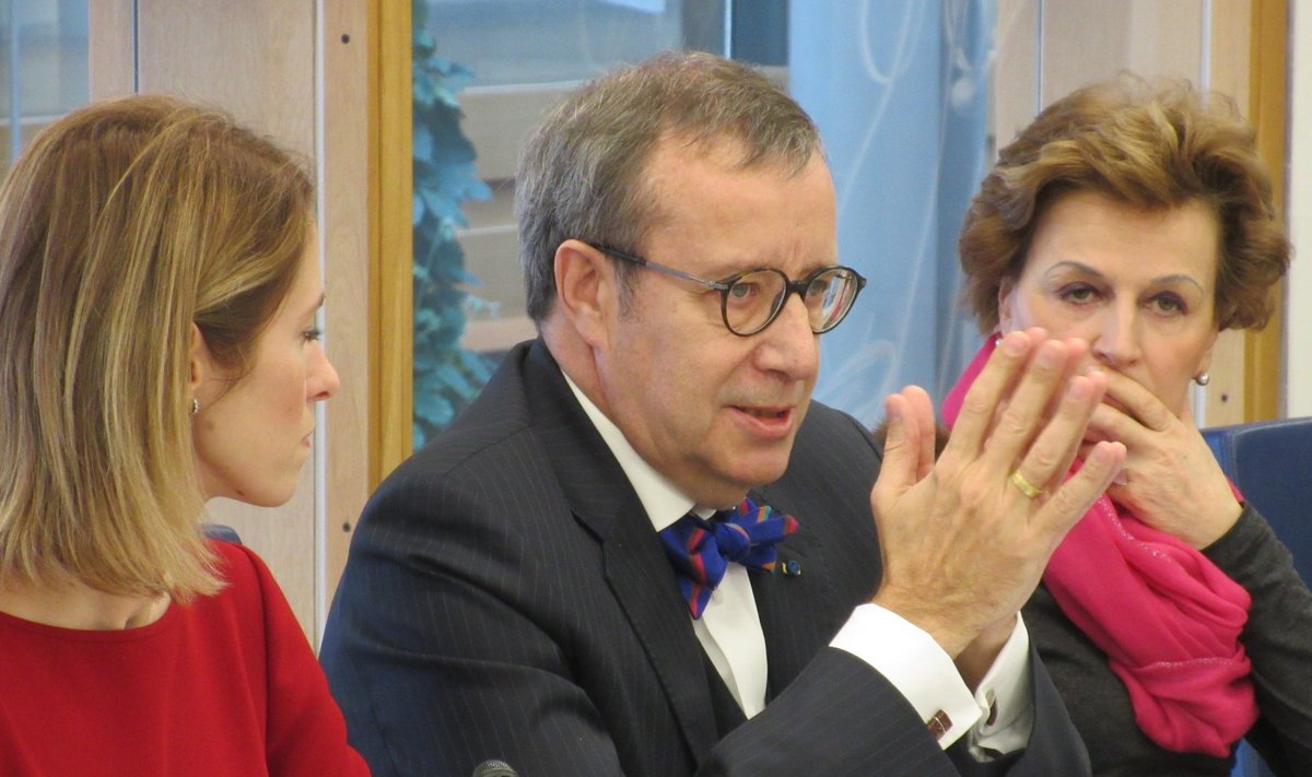 President Ilves rääkis Strasbourgis ligi poolesajale eurosaadikule ühtse digitaalturu vajadusest. Teda kuulasid ka Eesti saadik Kaja Kallas (vasakul) ja Soome saadik Anneli Jäätteenmäki.
