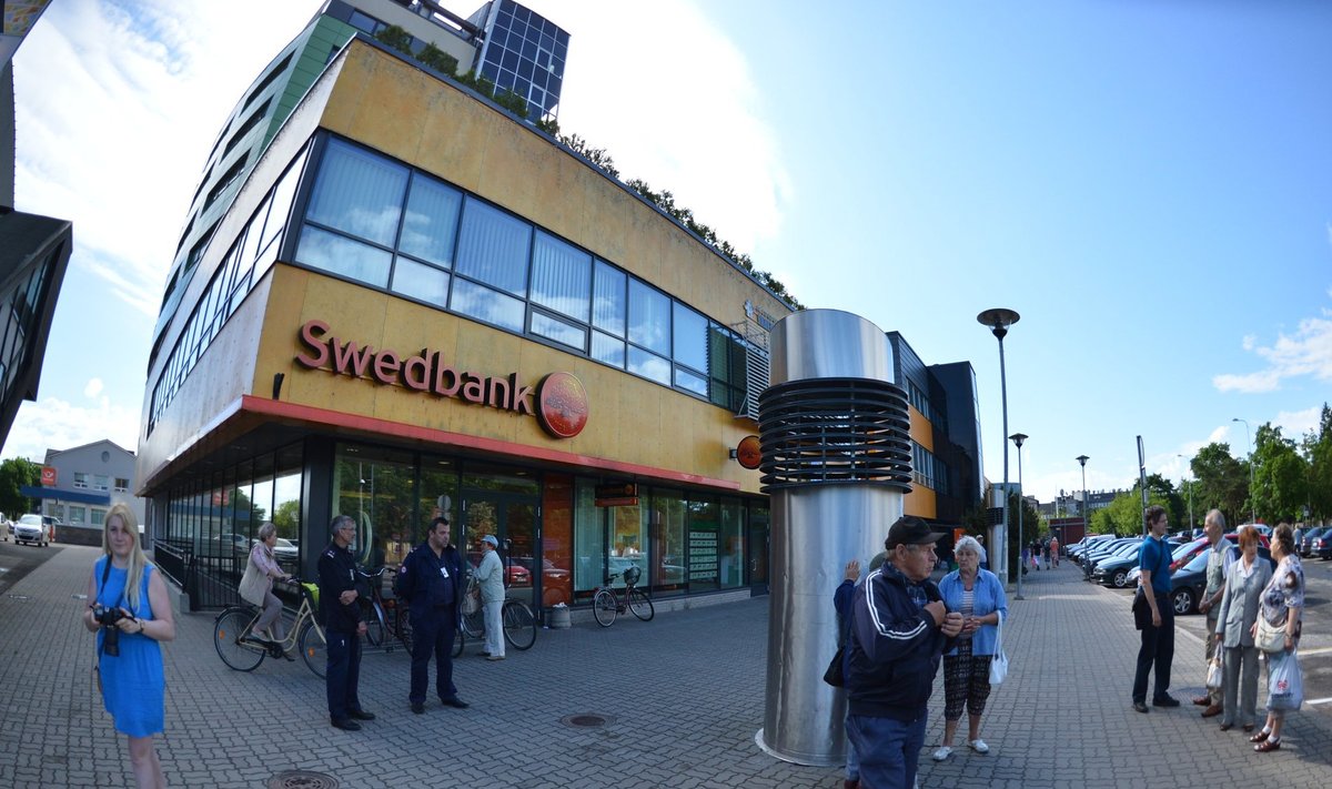 Haapsalu elanikud Swedbanki kontori juures meelt avaldamas.
