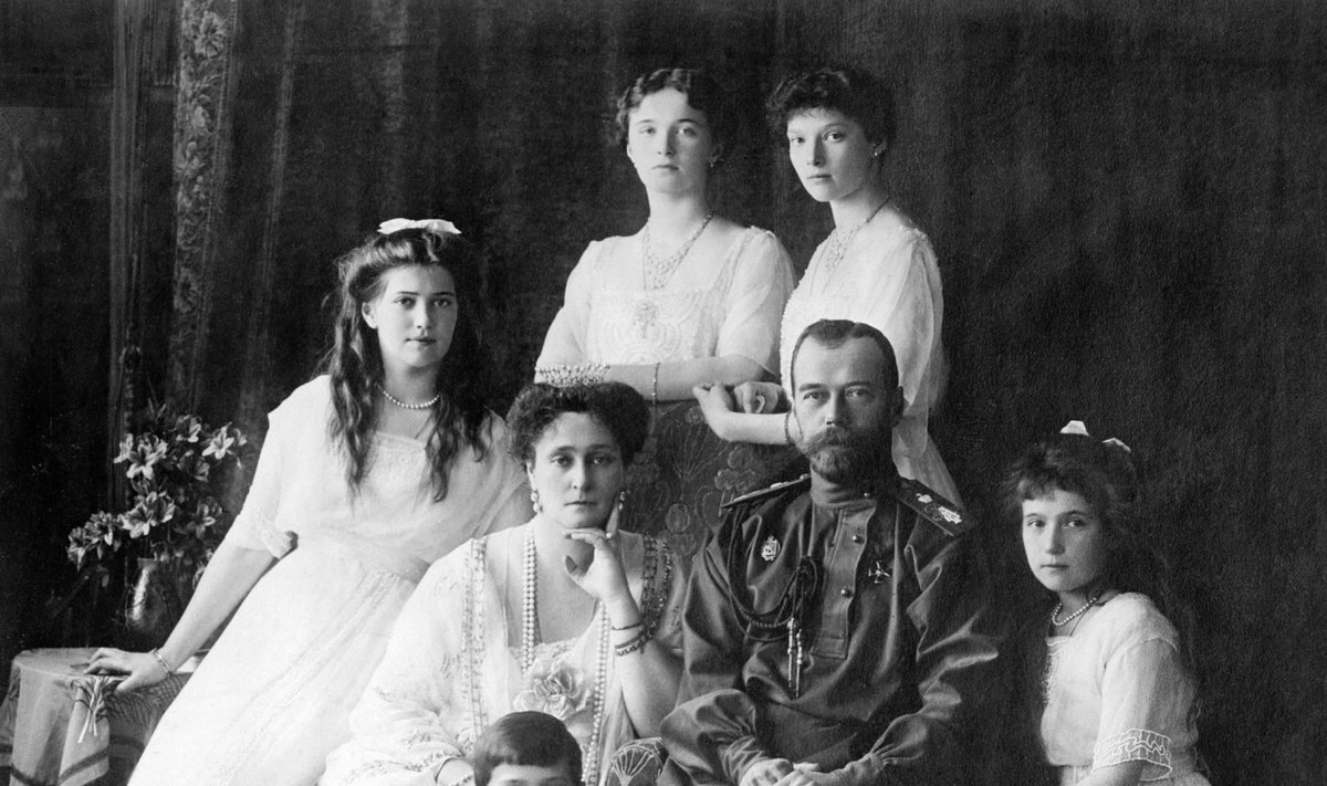 Tsaar Nikolai II, tsaarinna Aleksandra ning nende neli tütart ja poeg. 