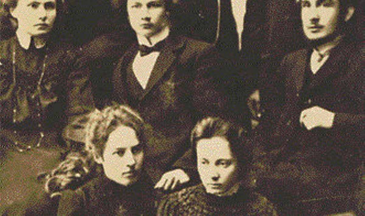 Rühm Riia vanglast oktoobris 1905 vabanenud poliitvange. Keskel Karl Ast, ees vasakul Alma Ani