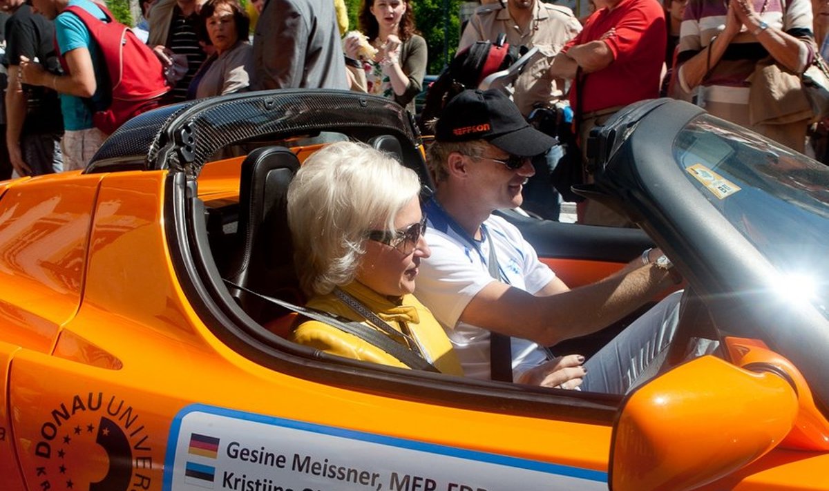 Ühes elektrilises sportautos Tesla Roadster sõitis kaasa näiteks Kristiina Ojuland