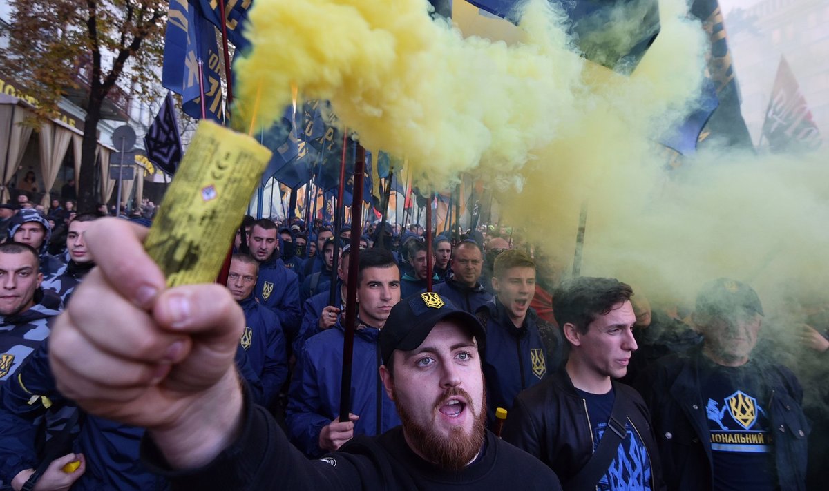 Oktoobri keskel korraldasid paremäärmuslased ja rahvuslased Kiievis Ukraina kaitsjate päeva puhul meeleavalduse, kus osalesid ka sõjaveteranid.
