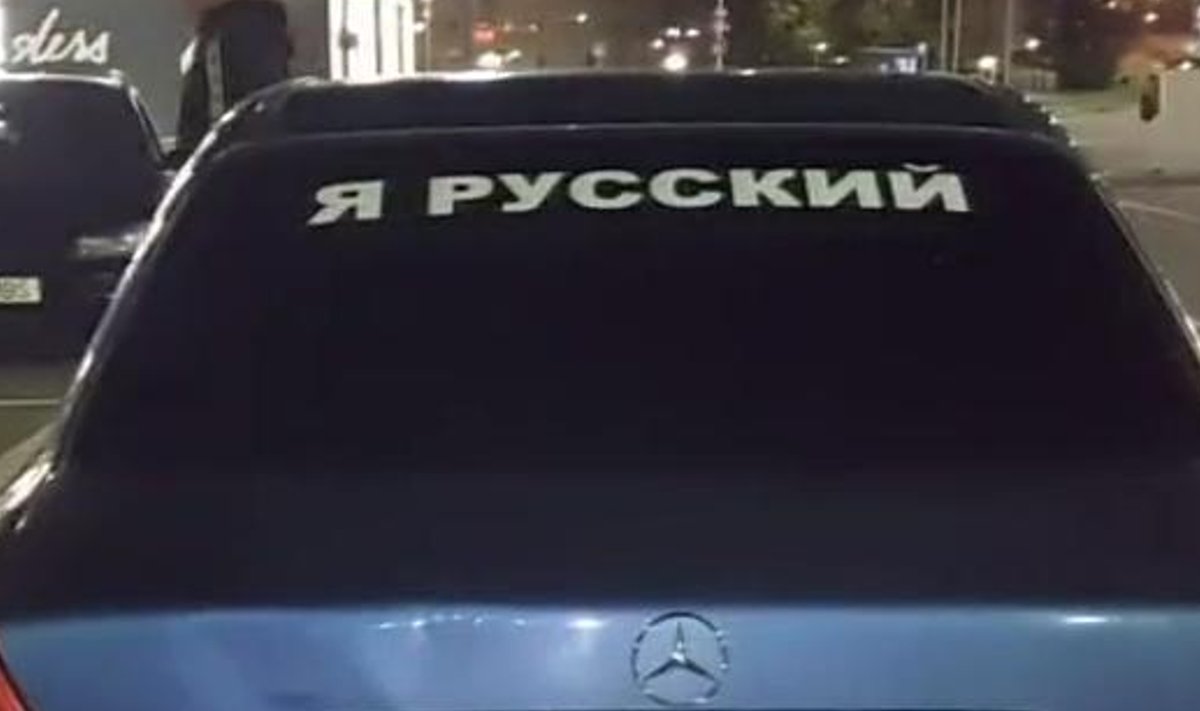 Septembri keskpaigast liiguvad Tallinna tänavatel venekeelsete kleepsudega autod, mis ütlevad "Olen venelane". Neid tuleb aina juurde.