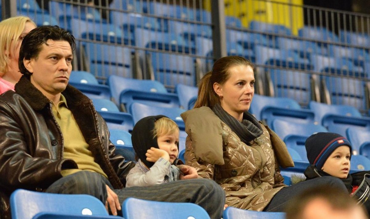 Jari Litmanen jälgib koos perega Tallinnas Kalev/Cramo korvpallimängu.