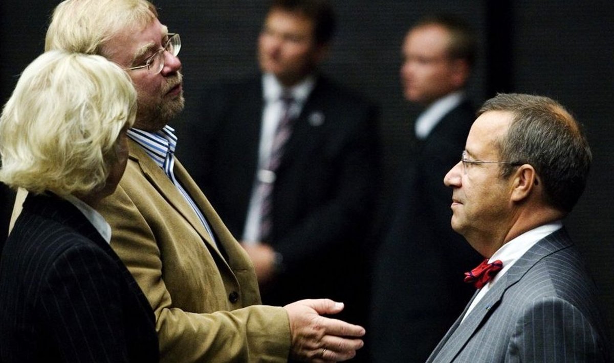 IRLi esimees Mart Laar avaldas president Toomas Hendrik Ilvese jätkamisele toetust, mis tõstab Ilvese presidendiks juba Riigikogus toimva hääletusega.