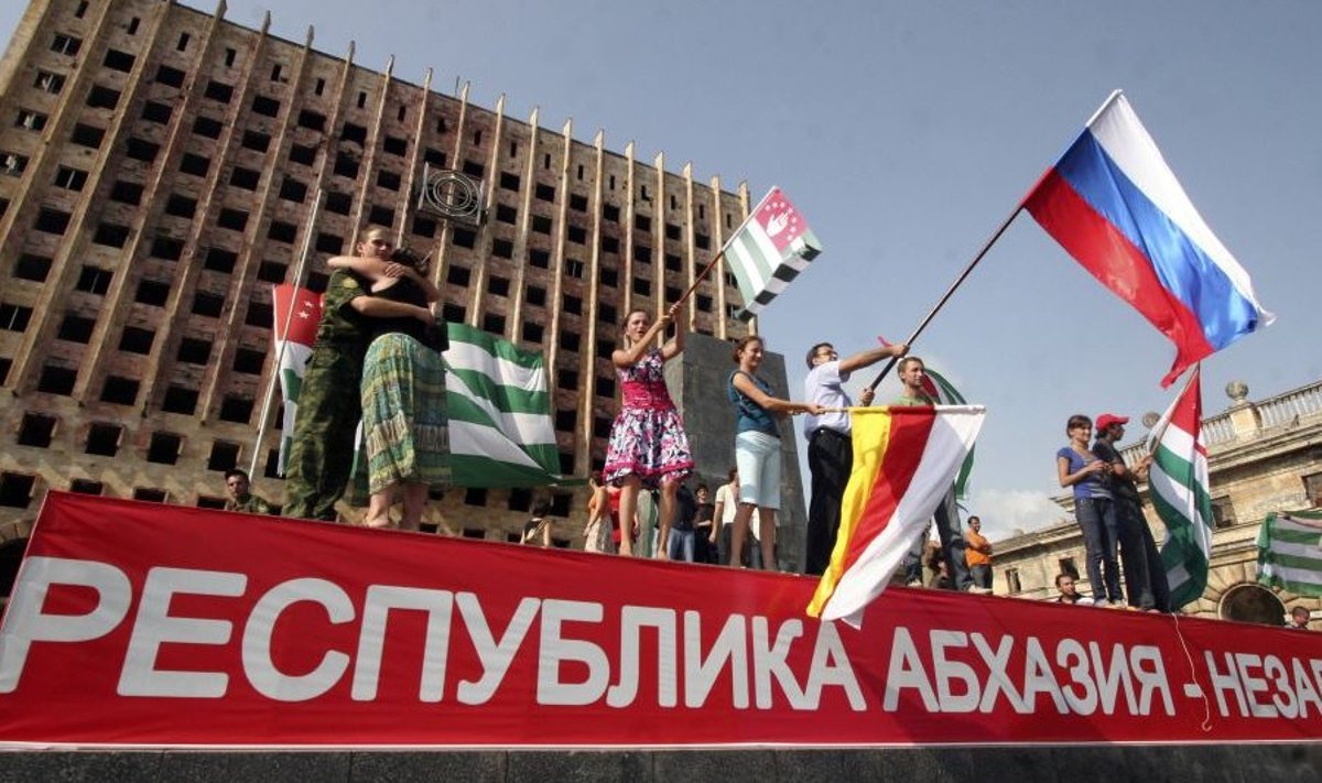 Lõuna-Osseetia, Venemaa ja Abhaasia lipud demonstratsioonil, mis on pühendatud Abhaasia iseseisvuse väljakuulutamisele.