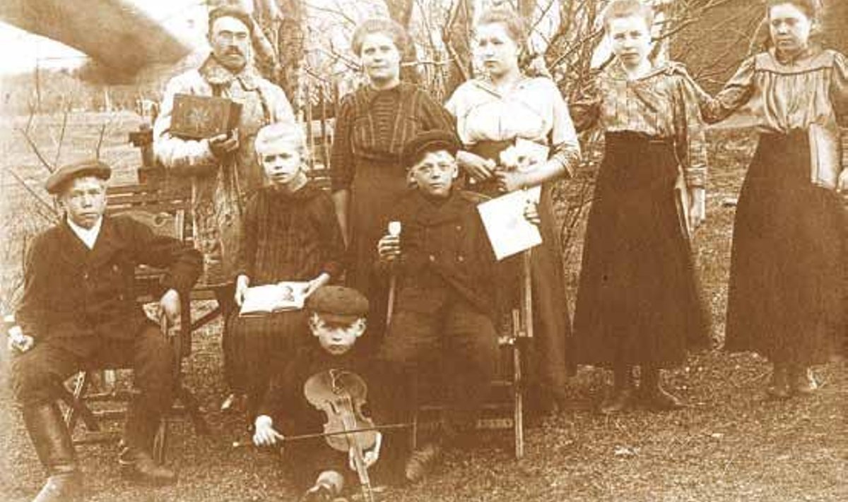 August Luusmann (taga vasakul) Aksi lastele laulu õpetamas u 1914. Foto: August Luusmann