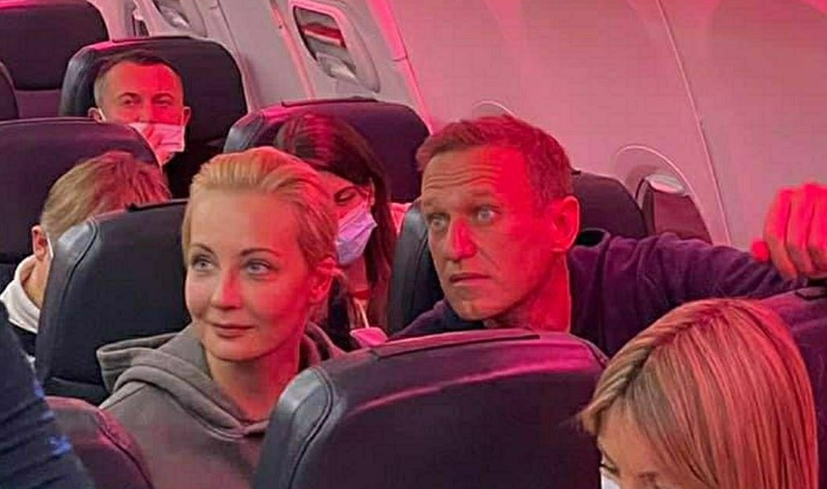 Алексей и Юлия Навальные в самолете
