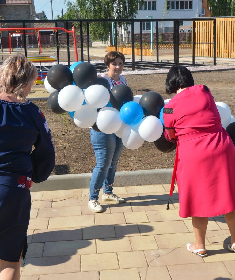 Ovrutši lasteaia rõõmus kollektiiv seab avamispeoks valmis Eesti lipu värvides õhupalle