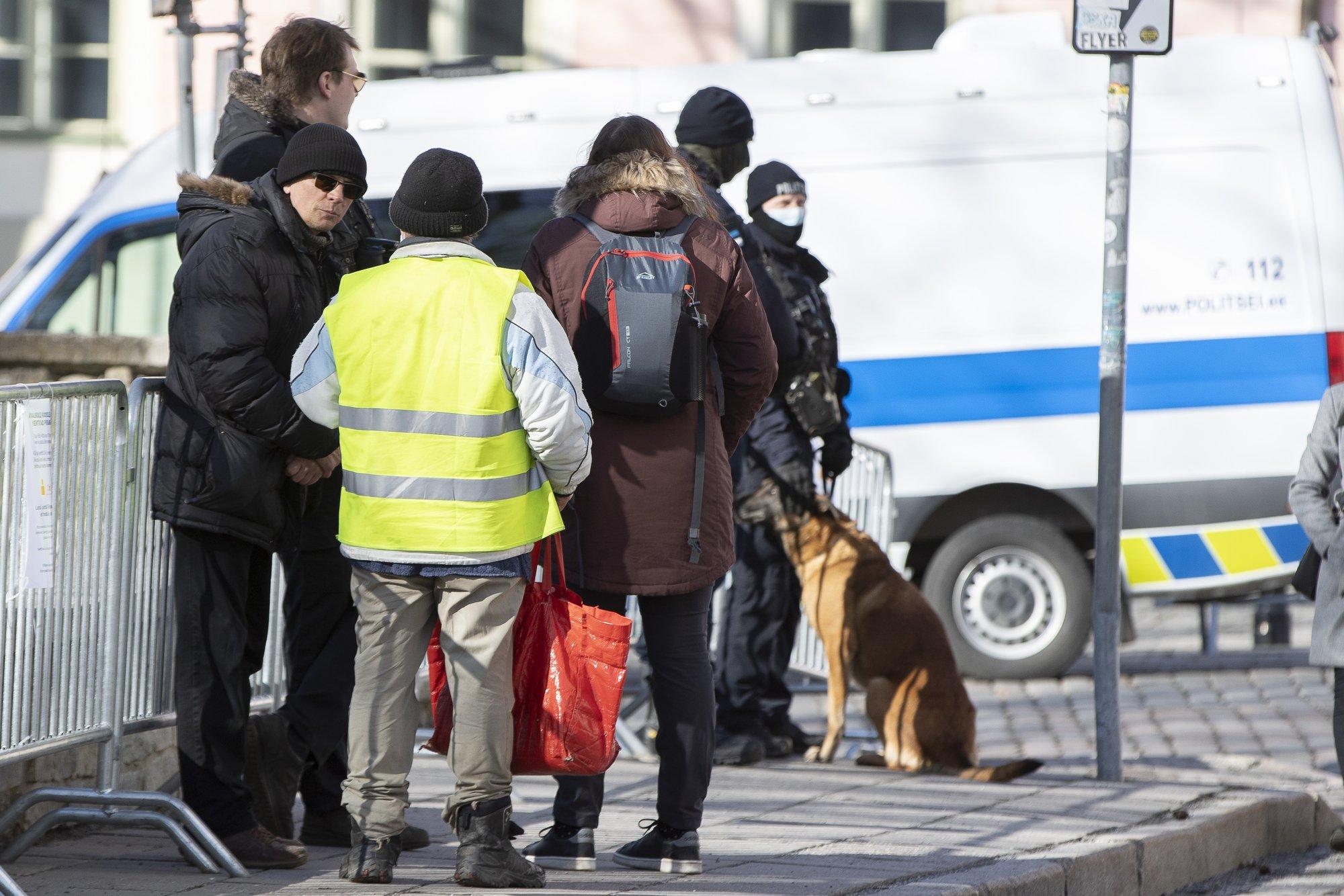 ФОТО и ВИДЕО | Антимасочники снова собрались в центре Таллинна и привели с  собой детей. Ситуация обострилась, полиция задержала несколько человек -  Delfi RUS