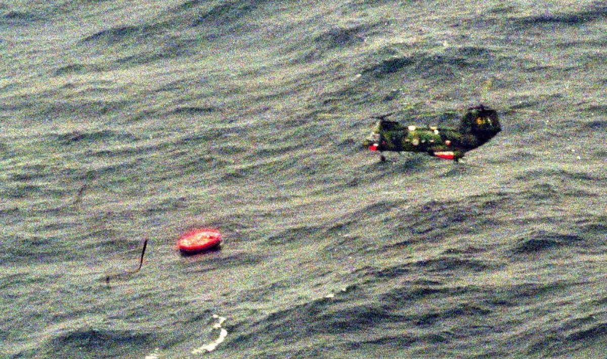 1994: Helikopter otsib ellujäänuid.
