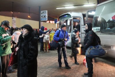 VAIKNE ÄRASAATMINE KIIEVI BUSSIJAAMAS: Paljud ukrainlased otsivad riigist väljapääsu.