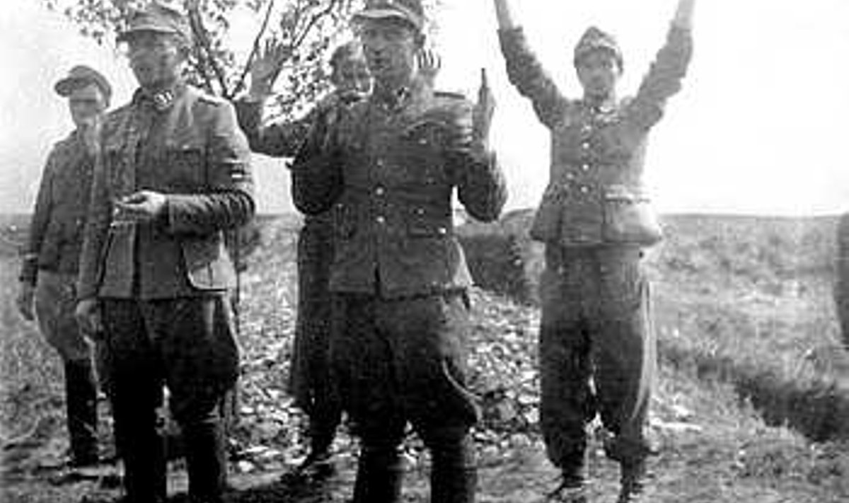 VIIMNE FOTO: Sturmbannführer Paul Maitla (vasakult teine) ja tema kaaslased vahetult enne hukkamist. Michal Plaveci kogu