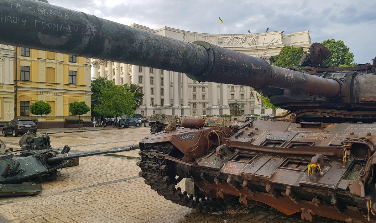 ROOSTES ROMUD: Hävitatud Vene sõjatehnika väljanäitus Kiievis, Ukraina välisministeeriumi kõrval platsil. 
