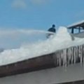 RAHVA VIDEO: Lumepuhuriga farmi katust päästmas