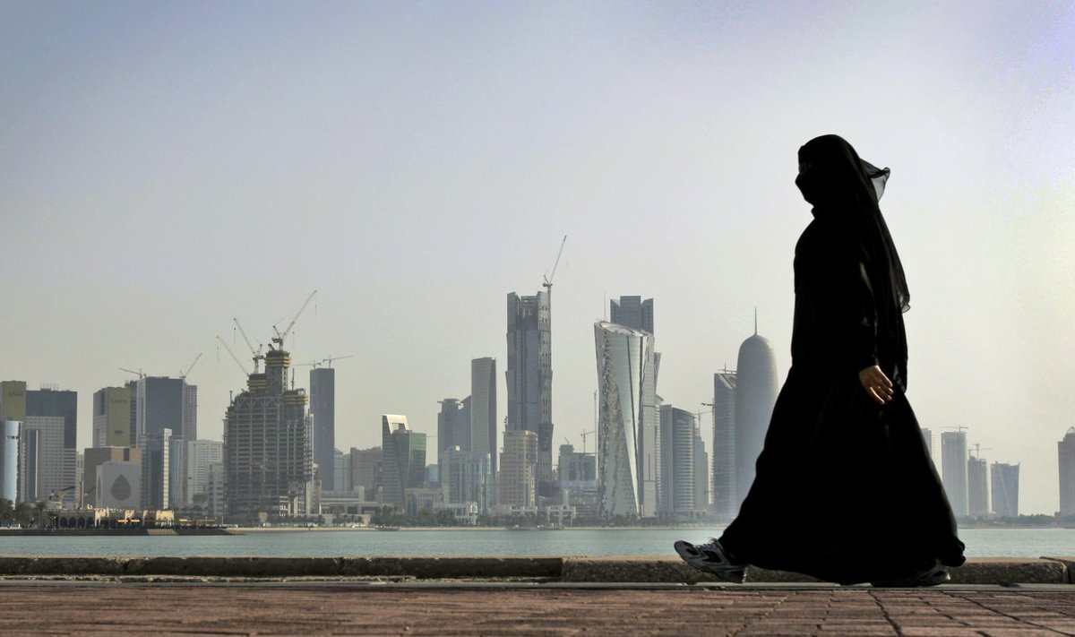 Katari naine Doha pilvelõhkujate taustal