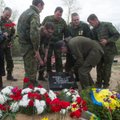 FOTOD: Maardu surnuaias maeti ümber mitmete Nõukogude sõdurite säilmed