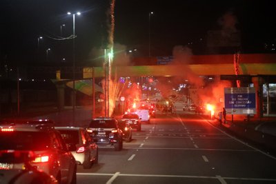 Pele surnukeha viiakse politseieskordi saatel matusetalitusele