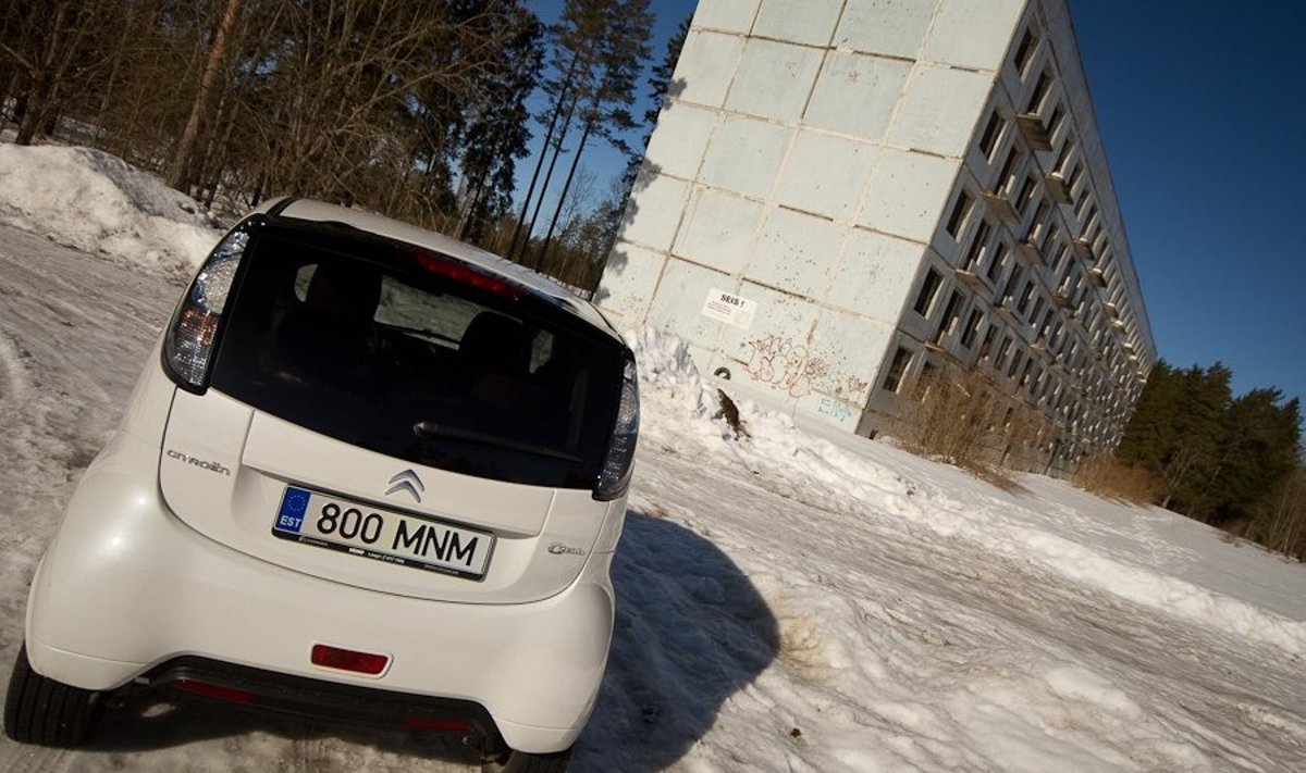 Elektriauto Citroën C-Zero lumises metsas, kus õnneks leidus juhuslikult üks maha jäetud linnamaja.