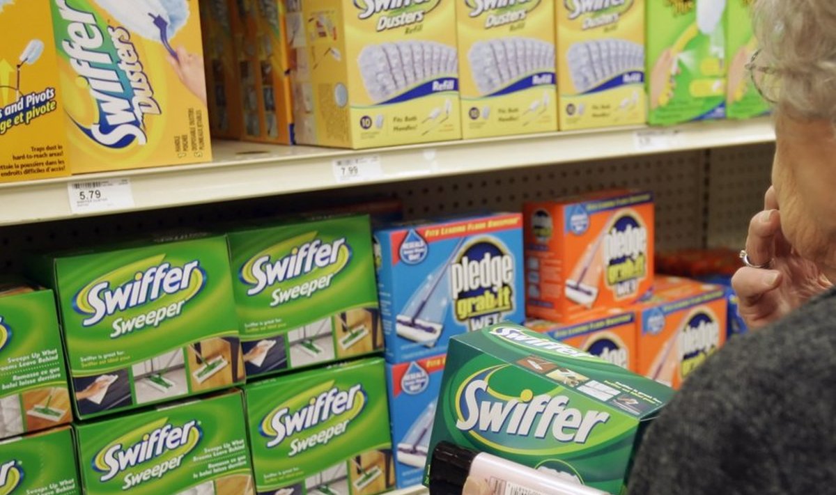 FILE- This Tuesday, May 2, 2006 file photo shows a shopper in Omaha, Neb., looking at Swiffer products. There's now a kit for just about every household cleaning task, from swabbing dust bunnies to scrubbing the toilet. Introduced by Proctor & Gamble a decade ago, Swiffer now holds about 25 percent of the dry and wet mopping tool category. (AP Photo/Nati Harnik, FILE) / SCANPIX Code: 436