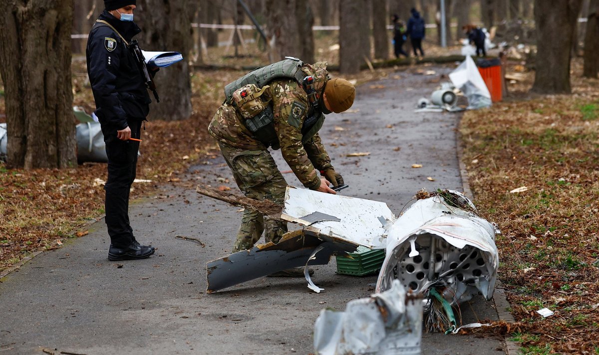 KIIEV: Ukraina politseinikud uurivad Kiievis õhutõrje poolt maha võetud Vene Kh-55 raketi jäänuseid.