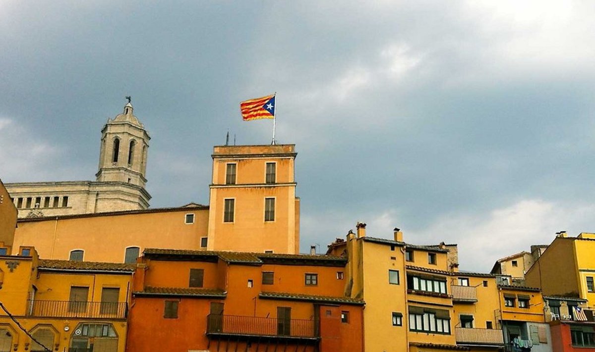 Revolutsioonilipp: Barcelona elanikud väljendavad oma meelsust, riputades rõdudele viisnurgaga täiendatud Kataloonia lipu. (Foto: João Lopes Marques)