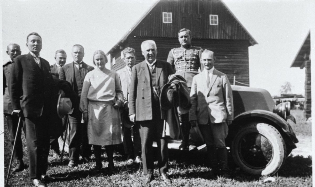 METSADE LAASTAJA: Põllutööminister Oskar Köster (ees vasakul jalutuskepiga) koos riigivanem Jaan Teemantiga (ees paremal) 1927. aastal Tooma katsejaamas külas.