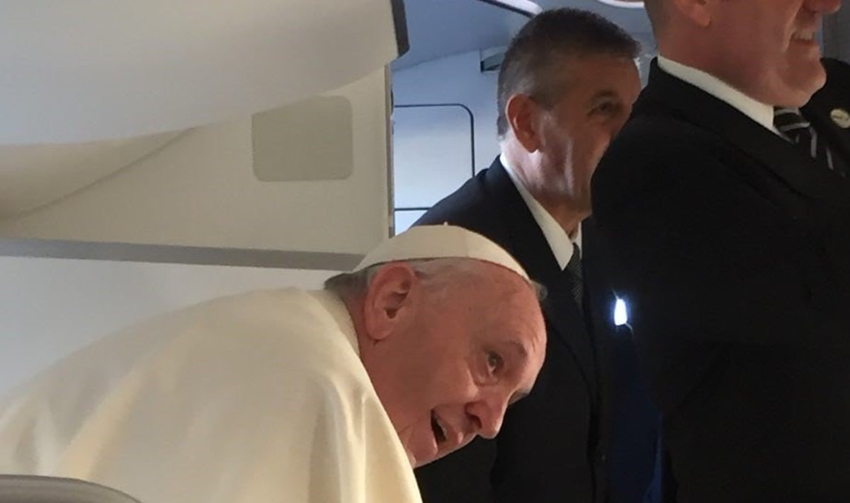 Paavst on Vilniuses lennkui pardale jõudnud ja valmis suunuma Tallinna.