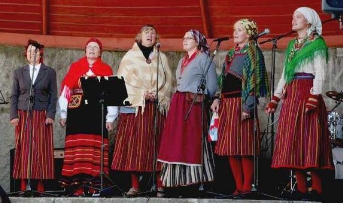 Pildil: Ammuker Salme jaanitulel 2011 (Luule, Silvi, Elve, Janika, Merike, Mari)