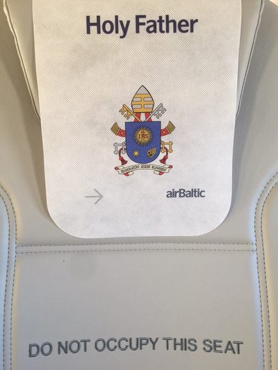 Air Baltic on paavsti visiidiks spetsiaalsed istmekatted valmistanud lennukisse. 